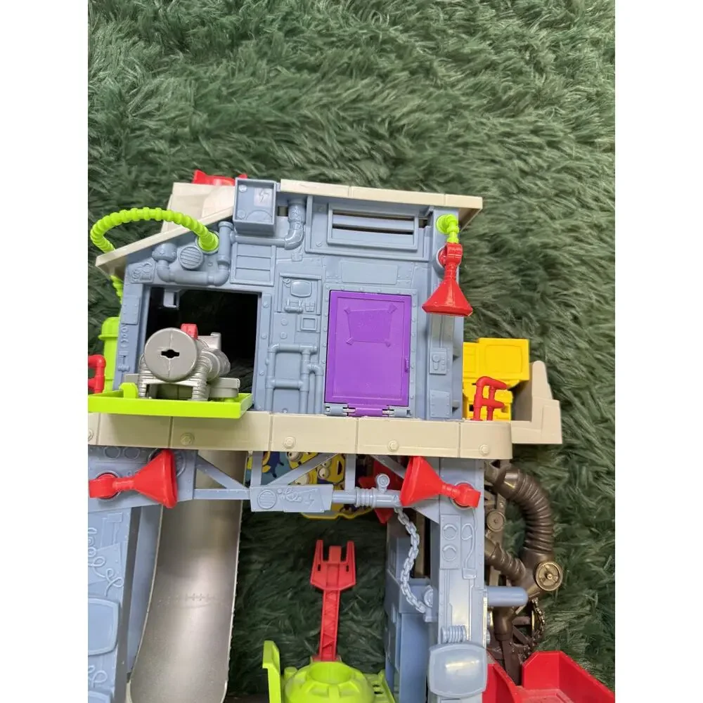 Minions Despicable Me Mega Bloks Factory Playset with 17 Minifigures Mattel